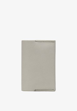 Portafoglio in pelle grigio chiaro con cuciture visibili sui bordi superiore e inferiore, mostrato chiuso su sfondo bianco.