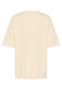 T-shirt en coton crème, coupe décontractée, manches courtes, col rond, texture lisse, sans logo ni motifs visibles, design arrière uni.