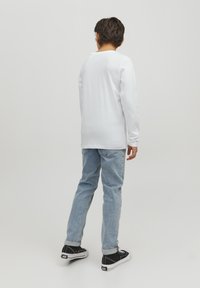 Jack & Jones Junior JJE O NECK - Långärmad tröja - white