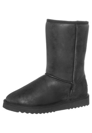 Sort midtkalv-vinterstøvle med flad, rillede sål og synlige syninger, designet til varme og afslappet brug.