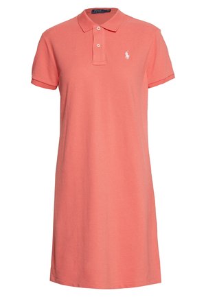 Koraalroze polokleed met korte mouwen, kraag, twee knopen en een klein wit geborduurd paardenlogo op de borst.