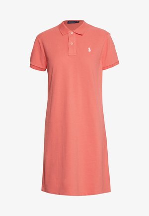 Koralo-różowa sukienka polo z krótkim rękawem, kołnierzykiem, rozpięciem na dwa guziki oraz małym białym haftowanym logo konia na piersi.