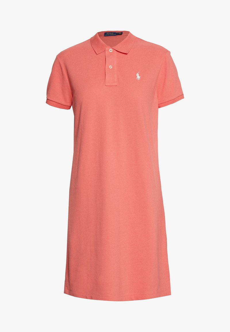Robe polo rose corail à manches courtes avec col, patte de boutonnage à deux boutons et petit logo de cheval blanc brodé sur la poitrine.