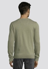 TOM TAILOR CREW NECK  - Strickpullover - pale grey olive melange