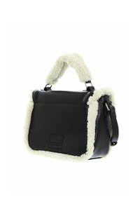 Sac en cuir noir avec une garniture en fourrure blanche douce et des poignées assorties. Il présente un corps carré et un écusson logo à l'avant. Une sangle ajustable est incluse.