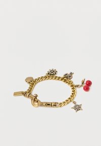 Kullavärvi metallist ketikäsikett mitme ripatsiga, sealhulgas lille kujuline ripats, kirsid ja täht, tekstuurse, poleeritud viimistlusega.