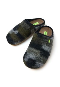 Chaussons en feutre avec un motif rayé noir, vert et gris. Texture douce, arrière ouvert et semelles intérieures brun clair avec un petit logo.