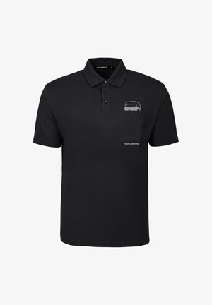 Czarna koszulka polo wykonana z gładkiej tkaniny, z kieszenią z przodu i subtelnym graficznym logo na piersi. Klasyczny kołnierzyk z listwą na guziki.