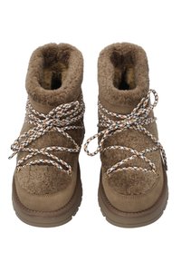 Brązowe buty wyściełane futerkiem, z zaokrąglonymi cholewkami i plecionymi sznurowadłami. Miękka faktura na zewnątrz, solidne gumowe podeszwy oraz kontrastujący wzór sznurowadeł.
