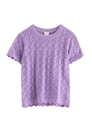Lavendelfarvet strikket top med korte ærmer, chevron-øjeletmønster og bølgede kanter på ærmer og kant.
