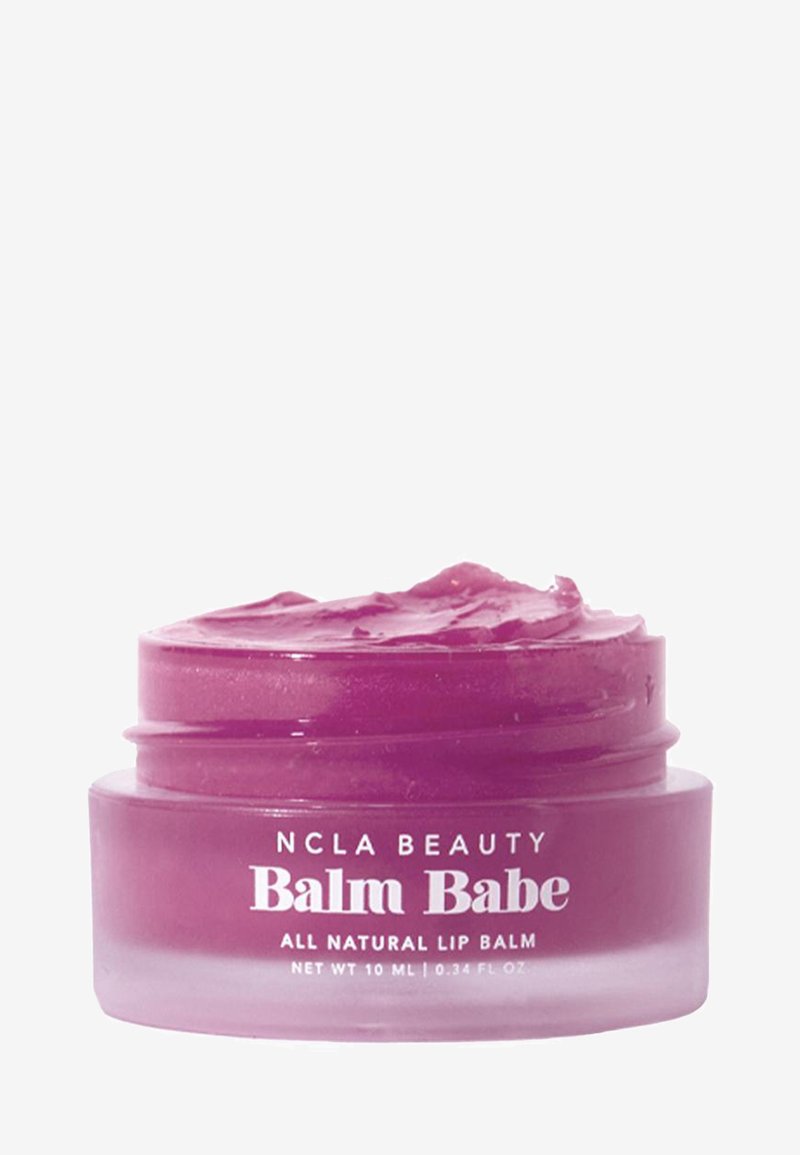 Kleines offenes Glas mit rosa NCLA Beauty Balm Babe natürlichem Lippenbalsam mit sichtbarer cremiger Textur innen.