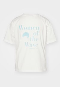 Weißes Baumwoll-T-Shirt mit kurzen Ärmeln, mit hellblauem Text "Women of the Wave" und einer Wellengrafik auf der Rückseite.