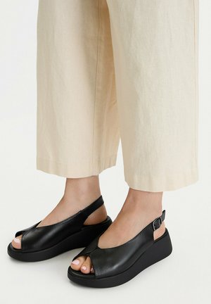 Lasocki, LASOCKI WOMEN'S SANDALS BLACK - Sandály na klínu - black