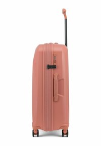 Hartschalenkoffer in mattem Korallenrot mit Teleskopgriff, seitlichem Griff, Kombinationsschloss und vier schwarzen Rollen für eine einfache Mobilität.
