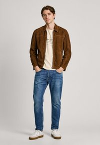 Pepe Jeans TENJAMIN - Kožnata jakna - walnut brown