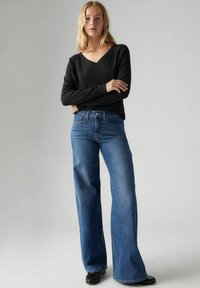318™ SHAPING WIDE LEG  - Flared Jeans - tall glass of water