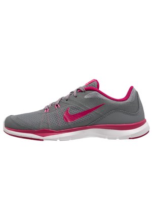 Szaro-różowy but sportowy Nike z siateczkową cholewką, sznurowadłami, białą podeszwą oraz różowym logo Nike po boku, pokazany z lewego profilu.