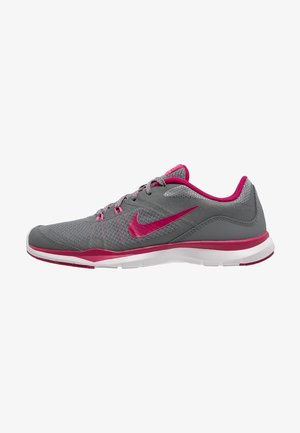 Chaussure de sport Nike grise et rose avec une tige en mesh, des lacets, une semelle blanche et le logo Nike rose sur le côté, vue de profil gauche.