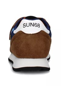 Scarpa da ginnastica con un pannello posteriore in suede marrone, parte superiore blu, linguetta bianca e suola nera. "SUN68" stampato in nero sul tallone.