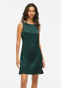 Bezramienkové šaty v tmavozelenej sat�énovej farbe, s hranatým výstrihom a voľným strihom, ktorý končí nad kolenami, hladká textura bez vzorov.