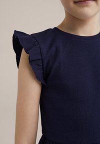 Rochie bleumarin cu dungi, cu mâneci scurte cu volane, decolteu rotund și un corset ajustat care se transformă într-o fustă evazată.
