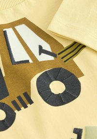 Next APPLIQUÉ TRANSPORT SHORT SLEEVE - REGULAR FIT - Apdrukāts T-krekls - yellow
