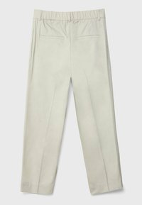 Světle barevné kalhoty s elastickým pasem, dvěma zadními kapsami, rovný střih a hladká textura. Ploché přední strana bez ozdob.