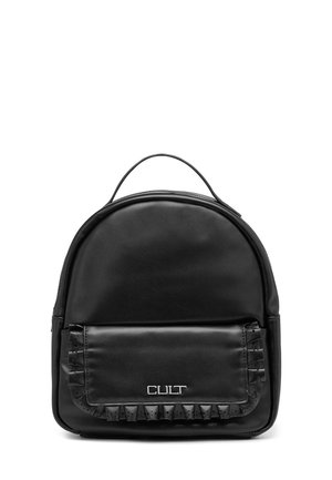 Zaino in pelle nera con forma arrotondata, patta frontale con decorazione borchiata e manico superiore per il trasporto. Logo argentato sulla parte frontale.