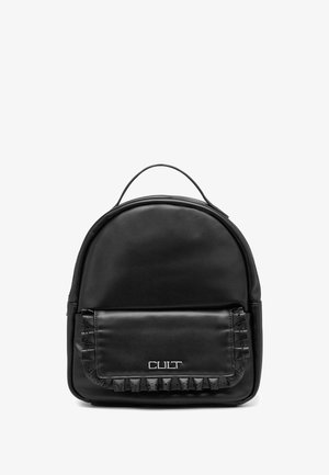 Zaino in pelle nera con forma arrotondata, patta frontale con decorazione borchiata e manico superiore per il trasporto. Logo argentato sulla parte frontale.