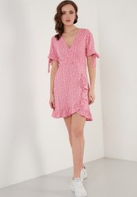 LELA FLORAL V NECK RUFFLE DETAIL MINI  - Denné šaty - fuchsia