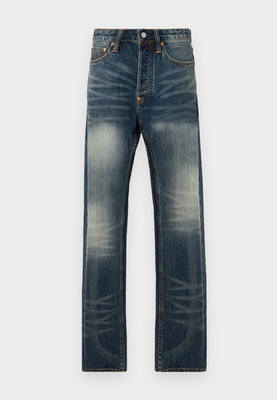 Vaqueros de mezclilla azul oscuro con un ligero desgaste, diseño de pierna recta, cinco bolsillos, cierre de botón y detalles de costura en color naranja.