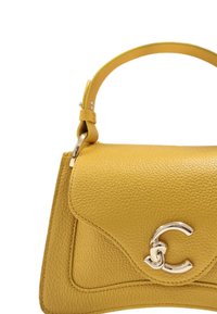 Borsa a mano in pelle gialla con un design strutturato, texture liscia e una chiusura in metallo argentato a forma di 'C'.