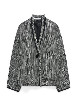 Dzianinowy kardigan melanżowy w czarno-białym kolorze, z długimi rękawami, pojedynczym czarnym guzikiem do zapinania oraz frędzlami wzdłuż przodu i dekoltu.