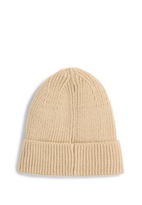 Kootud beež beanie-müts ribatud äärega, ümar ülaosa ja vertikaalsed jooned tekstuuris. Pehme materjal ilma täiendavate mustrite või aktsentideta.