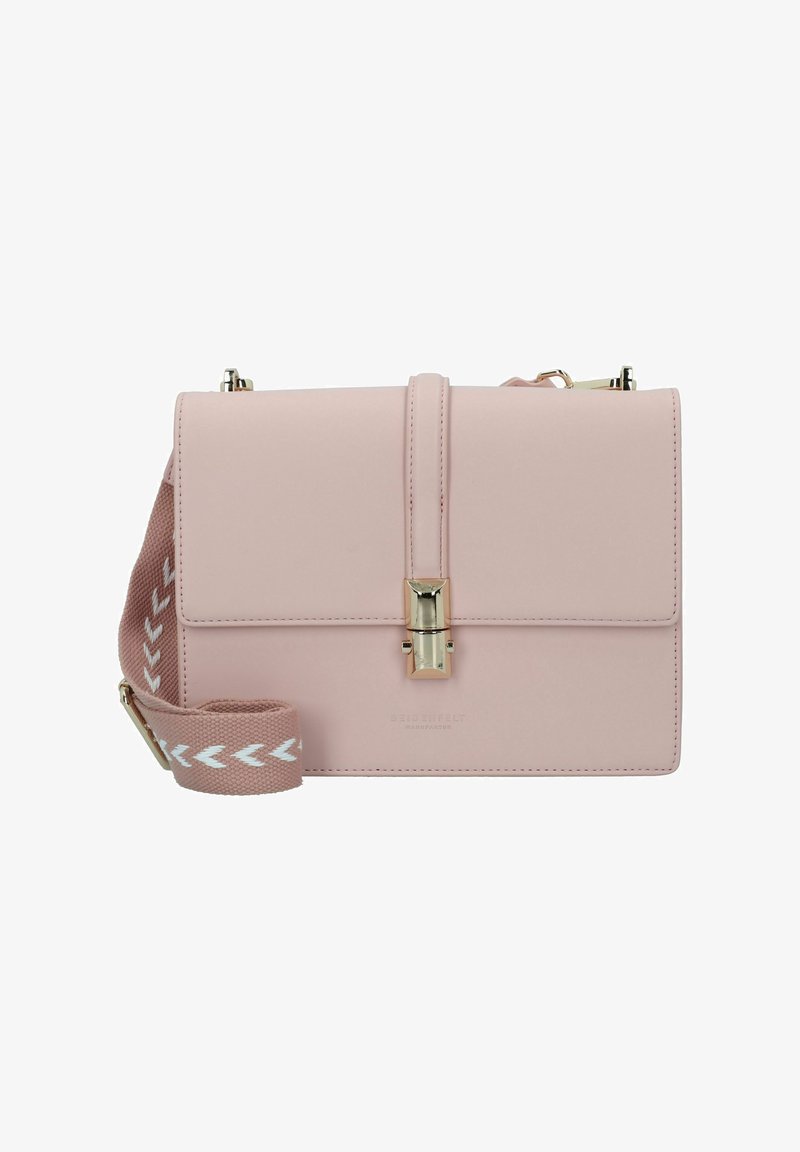 Borsa a tracolla in pelle rosa con chiusura a pattina, hardware dorato e una tracolla in tessuto con motivo a zigzag.