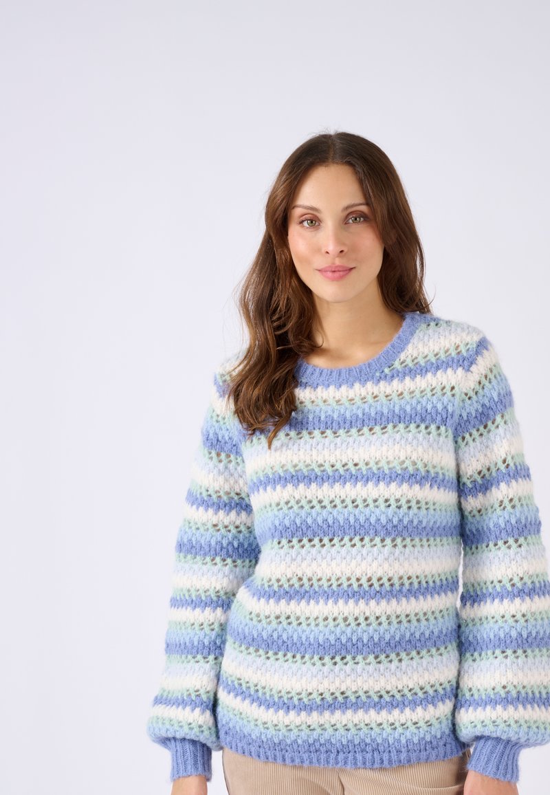 Maglione lavorato a maglia con righe orizzontali blu e bianche, caratterizzato da una vestibilità rilassata, scollatura rotonda e filato testurizzato per un calore aggiuntivo.
