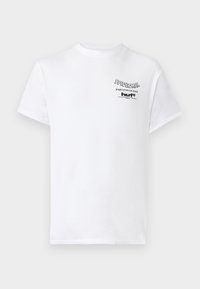 Camiseta de algodón blanca con un diseño gráfico en negro, que incluye "SPIDER-MAN" y "PARTE CINCO DE CINCO" en la zona del pecho izquierdo. Mangas cortas, cuello redondo.
