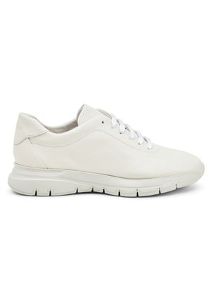 Sneaker bianco in pelle con punta arrotondata, dettagli sui cuciture laterali e lacci bianchi. Presenta una suola in gomma flessibile con motivi di battistrada distintivi.