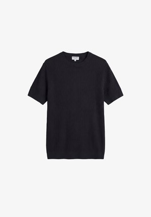 Top nero a maniche corte in maglia a coste con scollo rotondo e polsini aderenti, disteso su uno sfondo bianco.