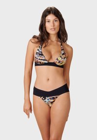 Bikini-set med en färgglad blommönster på trekantsöverdelen och knytbara sidor på botten med svarta accenter. Slät tyg, sportig design.