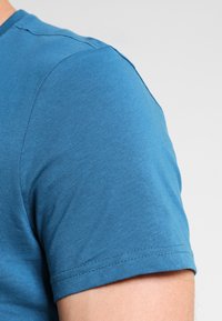 Pier One Camiseta básica - petrol