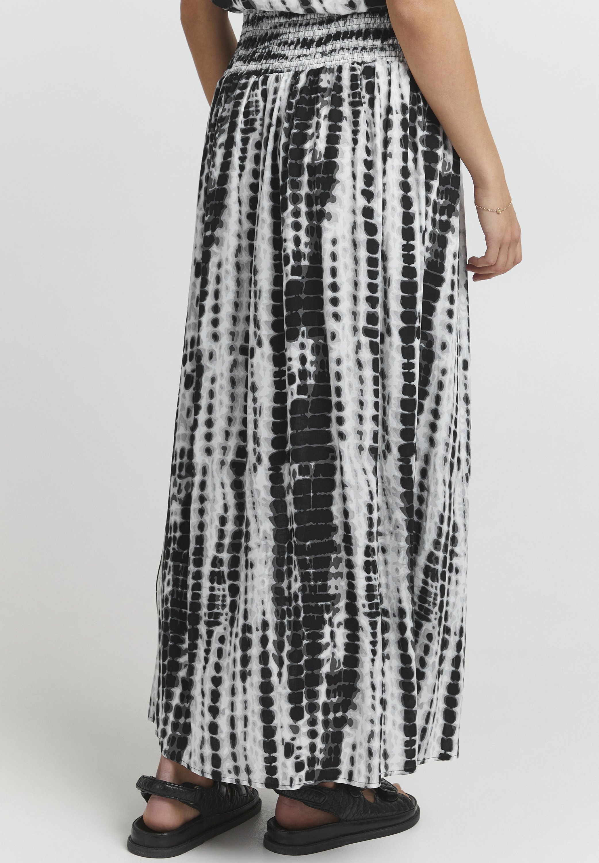 PULZ NELLY - Maxi skirt - black tie dye 