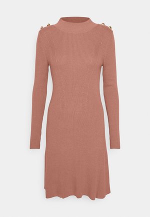 Pikkade varrukatega ribakudum dress kuni tuhatooni roosa, millel on kõrge kaelus ja neli kuldset nööpi õlavarre õmblustes.