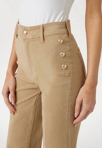 Guess NEW - Kavbojke na trapez - beige