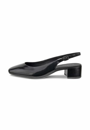 Sort læder slingback-pump med spids tå, lav blokhæle og justerbar spænde-rem. Glat tekstur med en blank finish.