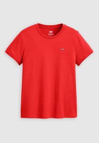 Rotes Baumwoll-T-Shirt mit Rundhalsausschnitt, kurzen Ärmeln und einem kleinen weißen Logo auf der linken Brust. Eher glatte Textur, normale Passform.