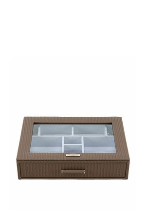 Boîte à bijoux tressée marron avec couvercle en verre et plusieurs compartiments en velours bleu à l'intérieur pour organiser les accessoires.