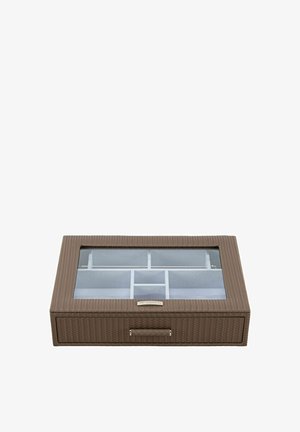 Boîte à bijoux tressée marron avec couvercle en verre et plusieurs compartiments en velours bleu à l'intérieur pour organiser les accessoires.