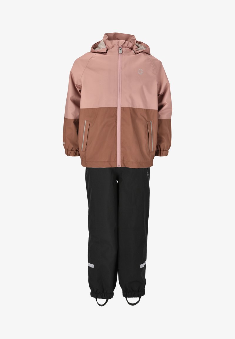 Wasserabweisende Kinderjacke in Pink und Braun, mit Reißverschluss, Kapuze, zwei Seitentaschen und elastischen Bündchen; kombiniert mit schwarzen Hosen.