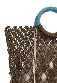 Bolso marrón tejido con diseño de crochet, cuenta con un asa circular azul y un forro interior blanco con cierre de cordón.